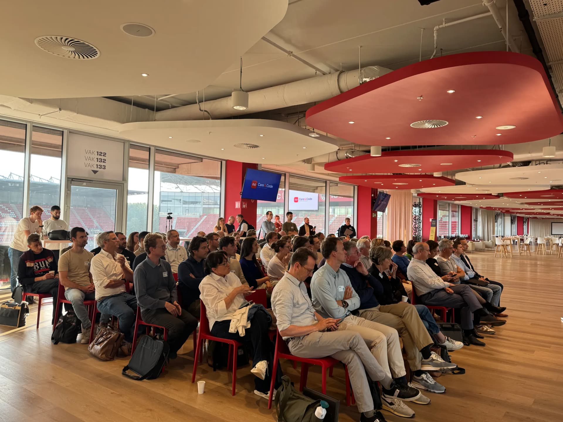 Opening en het waarom van de dag: zaal vol, opening start