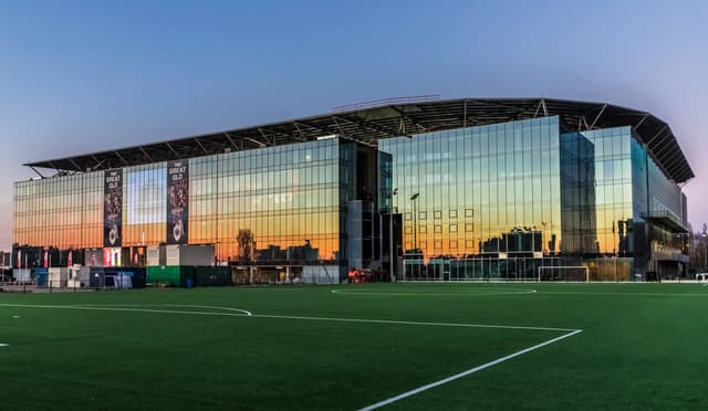 Het Bosuilstadion bij schemering, gezien vanaf het veld