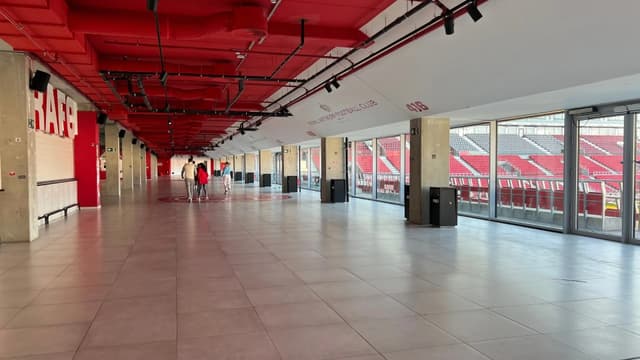 De brede businessverdieping van het Bosuilstadion met zicht op de tribunes